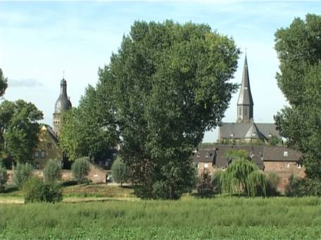 Zons : Blick auf Zons von der Rheinseite aus