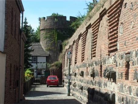 Zons : Hinter der Stadtmauer im NW mit Krötschenturm