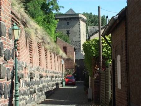 Zons : Hinter der Stadtmauer im Norden mit Rheinturm
